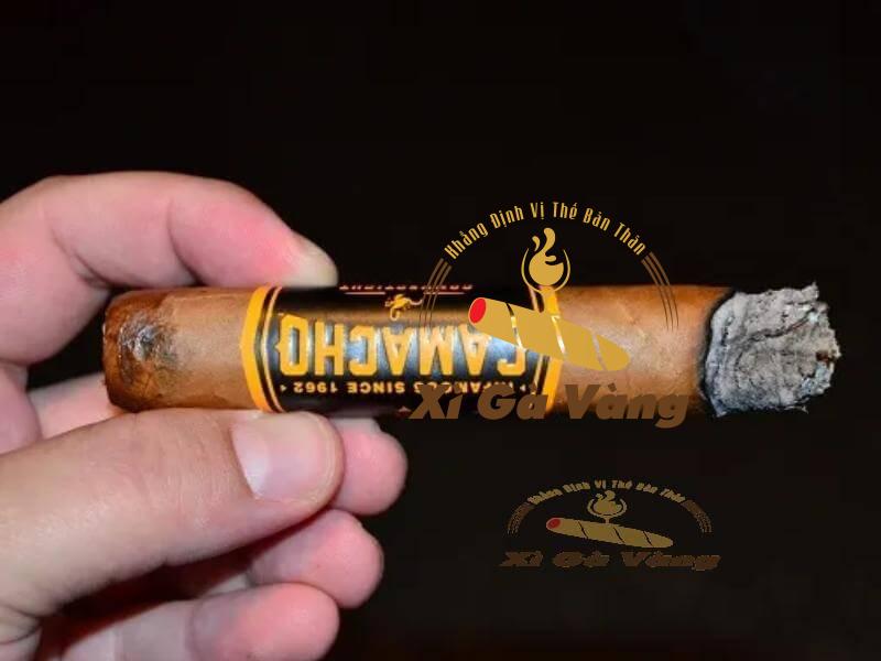 Xì gà Camacho Connecticut Boxpressed Tubos Toro có hương vị nhẹ nhàng dễ chịu